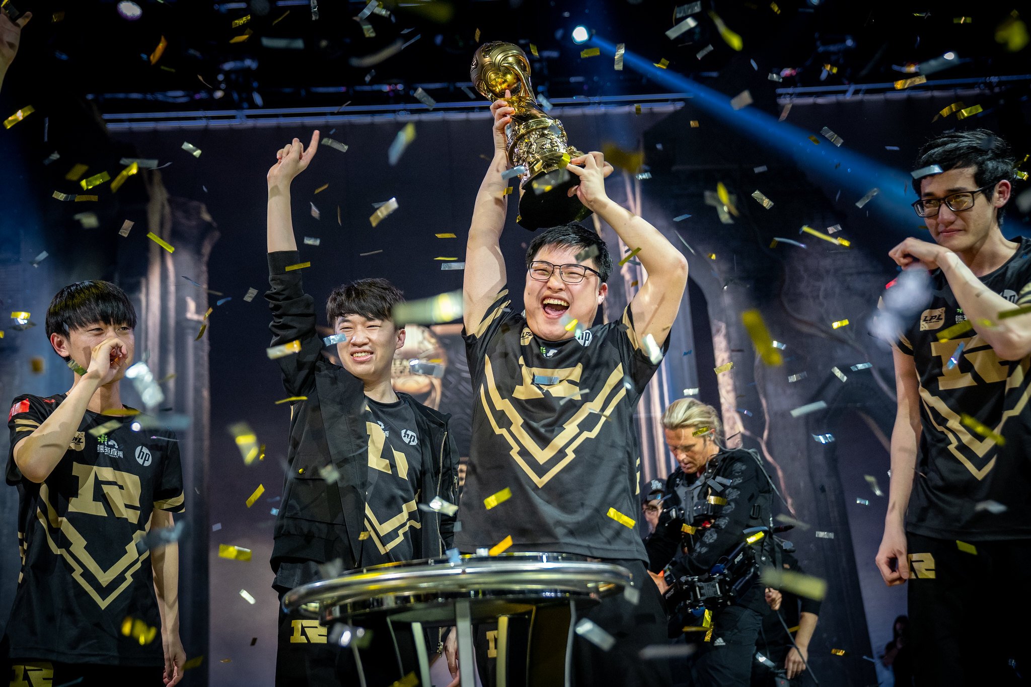 RNG remporte la couronne lors du tournoi de mi-saison de LoL. 1