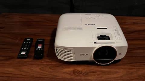Examen du projecteur Epson Home Cinema 2250 : Le projecteur de cinéma 2250 d'Epson : "Un touche-à-tout qui n'est pas loin de maîtriser la plupart des métiers".- img