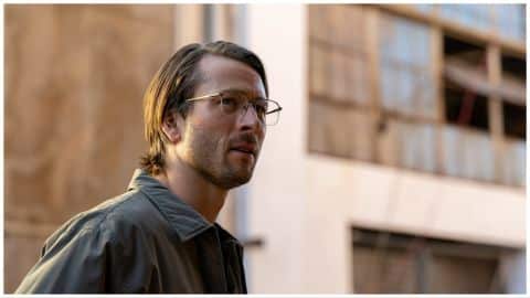 Hit Man - Critique du film "La comédie romantique de Linklater avec des armes à feu est un bon moment.- img