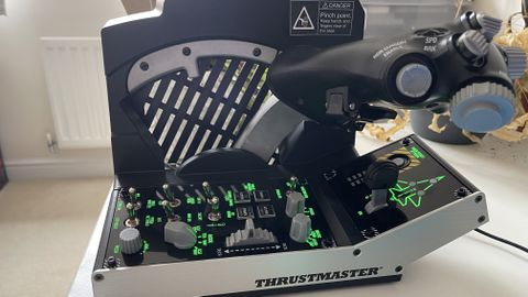 Thrustmaster Viper TQS : essai : "un accélérateur de qualité militaire pour les pilotes les plus sérieux".- img