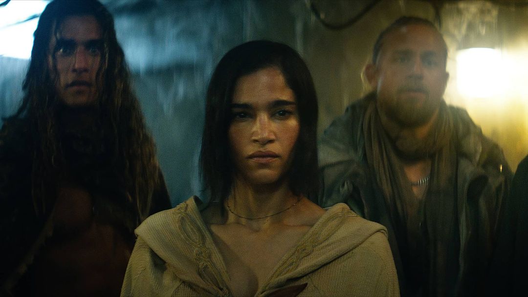 La durée confirmée de Rebel Moon suggère que le Snyder Cut durera près de trois heures. - img