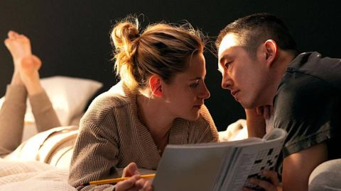 Love Me Critique : "La nouvelle romance de science-fiction de Kristen Stewart et Steven Yeun est ambitieuse, mais ne parvient pas à s'imposer.- img