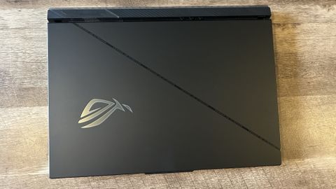 Critique du ROG Strix Scar 18 (2024) d'Asus : "une mise à jour itérative qui n'atteint pas les sommets de la performance".- img
