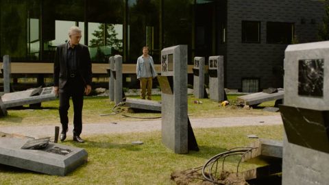 Critique de The Shrouds : "Un effort sec et décevant de la part de David Cronenberg".- img