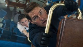 18 mois après que Tom Cruise a déclaré son amour pour le pop-corn, il contribue à la tendance la plus improbable du cinéma avec un seau à pop-corn Mission : Impossible - img